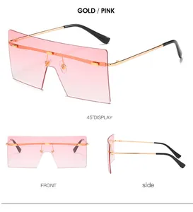 Vue en trois angles de lunettes de soleil oversize rose doré sans monture avec barre