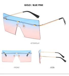 Vue détaillée de lunettes de soleil dorées oversize avec dégradé bleu-rose et côté