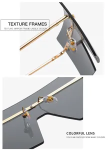 Détails de la charnière en métal doré et des plaquettes de lunettes de soleil sans bord
