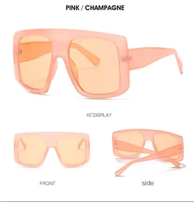 Dettagli di occhiali da sole squadrati rosa champagne con stanghette a trama intrecciata