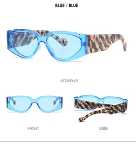 Tre prospettive di occhiali da sole blu trasparenti con stanghette effetto tartaruga