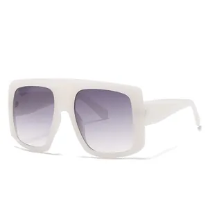 Occhiali da sole squadrati bianchi oversize con lenti sfumate viola e aste trapuntate