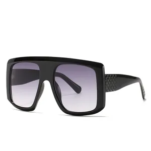 Occhiali da sole quadrati oversize da donna con montatura nera e lenti sfumate viola