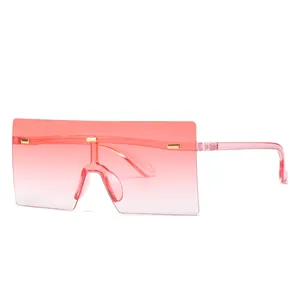 Occhiali da sole squadrati oversize con lenti rosa sfumate e dettagli in metallo