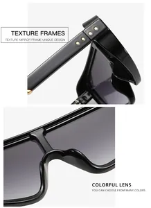 Détails de lunettes de soleil plates avec rivets dorés et monture noire polie brillante