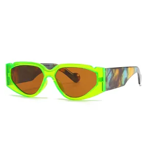 Occhiali da sole cat eye verde neon alla moda con aste a motivo marmorizzato