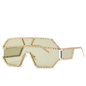 Occhiali da sole oversize in metallo dorato con strass e lenti color oliva chiaro