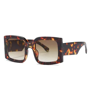 Classic tortoise shell square frame sunglasses with trendy brown gradient lenses for women