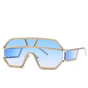 Occhiali da sole oversize con lenti sfumate azzurre e strass scintillanti incastonati