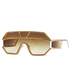 Occhiali da sole oversize a maschera con strass ambra e montatura in metallo oro