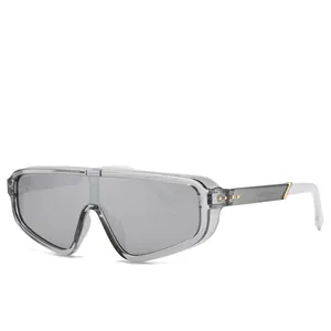 Lunettes de soleil bouclier surdimensionnées avec monture grise et branches blanches