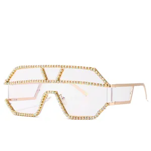 Occhiali da sole geometrici oversize con montatura dorata e strass colorati brillanti