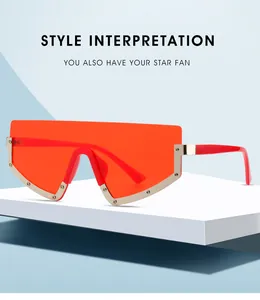 Gros plan détaillé sur lunettes de soleil rouges futuristes avec bordure en métal doré