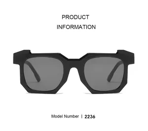 Détail de lunettes de soleil noires irrégulières avec monture épaisse et verres foncés