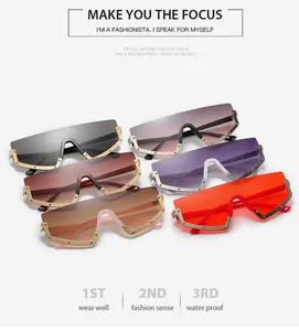 Présentation à plat de lunettes de soleil shield oversize avec rivets dorés et verres colorés