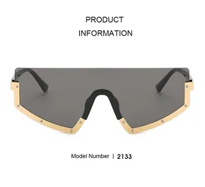 Gros plan de lunettes de soleil dorées avec des rivets argentés et verres foncés