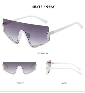 Vue en trois angles de lunettes de soleil monobloc avec cadre en métal argenté et rivets
