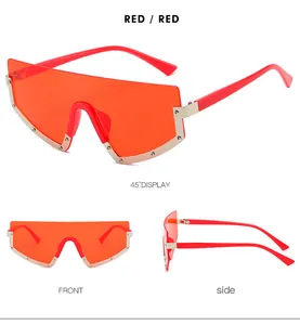 Vue multi-angles de lunettes de soleil rouges monobloc avec bordure argentée et rivets