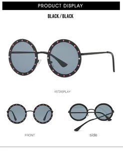 Detailansicht der runden Sonnenbrille mit rosa Strasssteinen und grauen Gläsern