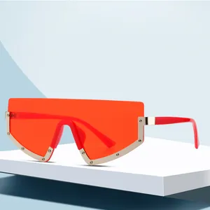 Lunettes de Soleil Shield Futuristes d'une Seule Pièce Pour Femmes Hommes Bordure Métallique Rivet Grande Monture UV400 Mode Punk
