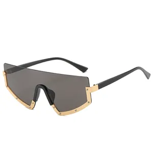 Lunettes de soleil bouclier avec bordure en métal doré et rivets sur verres gris