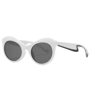 Lunettes de soleil œil-de-chat ovales avec monture blanche et branches ondulées chic