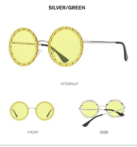 Detailansicht der runden randlosen Sonnenbrille mit Silberrahmen und grünen Strassgläsern