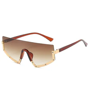 Lunettes de soleil bouclier à verres dégradés avec détails de clous métalliques dorés