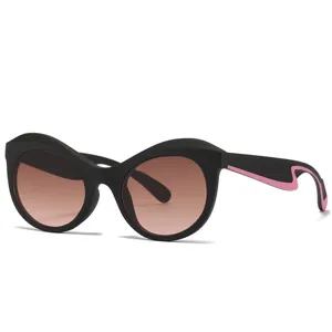 Lunettes de soleil œil-de-chat ovales tendance avec monture noire et branches roses