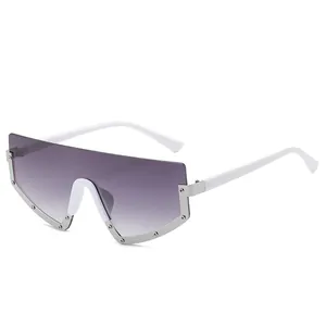 Lunettes de soleil blanches futuristes avec verres dégradés violets et bordure argentée