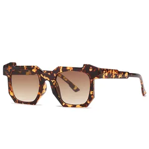 Lunettes de soleil géométriques écaille rétro avec verres dégradés marron sur fond blanc