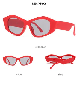 Tre angolazioni di occhiali da sole rossi geometrici cat-eye con lenti grigie e montatura spessa