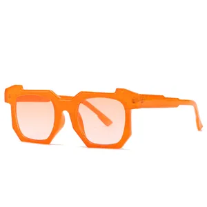 Lunettes de soleil géométriques orange scintillant avec monture pixelisée et verres teintés