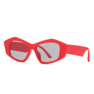 Occhiali da sole cat-eye rossi oversize con lenti grigie e montatura geometrica alla moda