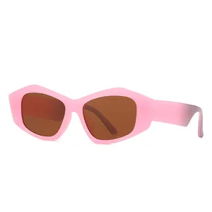 Occhiali da sole geometrici cat eye con montatura rosa opaco e lenti color ambra alla moda