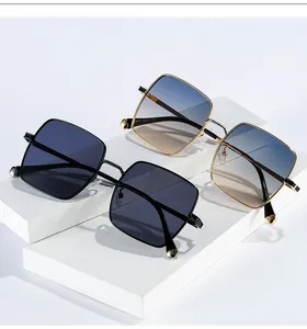 Vue détaillée de lunettes de soleil carrées avec accents métalliques et verres dégradés