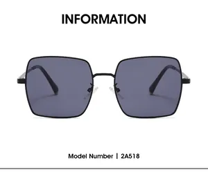 Vue de face de lunettes de soleil carrées en métal noir mat modèle 2A518 avec plaquettes