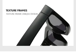 Détail de lunettes de soleil carrées noires robustes montrant la charnière de haute qualité