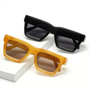 Lunettes de soleil carrées classiques en noir et écaille sur des socles blancs