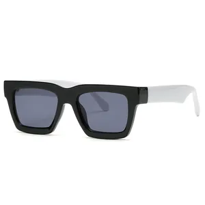 Lunettes de soleil carrées noires avec branches blanches et verres gris pour tous