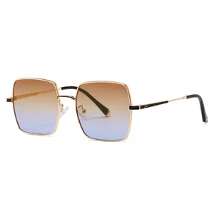 Lunettes de soleil carrées rétro en métal avec verres dégradés marron et violet mixtes
