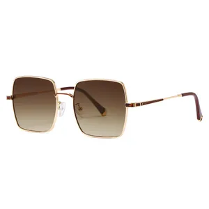 Lunettes de soleil carrées vintage en métal doré avec verres dégradés marron élégants