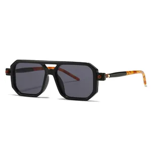 Occhiali da sole squadrati oversize con montatura nera e stanghette tartarugate chic