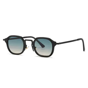 Lunettes de soleil rétro avec monture noire mate et verres dégradés pour un look stylé