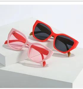 Vue détaillée des lunettes de soleil œil-de-chat polygonales sur supports blancs