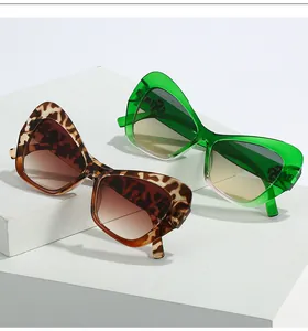 Primer plano de gafas de sol de ojo de gato leopardo y verdes sobre bloques de piedra
