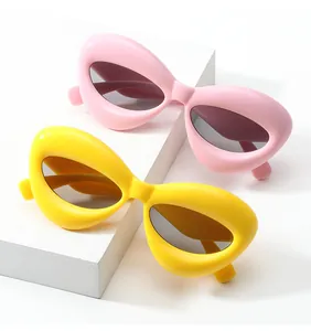 Dettaglio di occhiali da sole alla moda con montatura spessa nei colori rosa e giallo