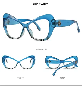 Detalle de gafas de sol mariposa en azul con estampado de leopardo y bisagra dorada