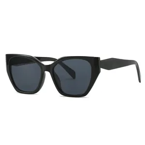Lunettes de soleil œil-de-chat irrégulières avec branches à texture géométrique