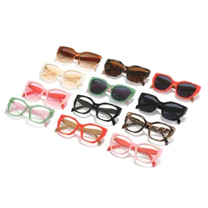 Plusieurs lunettes de soleil et montures polygonales irrégulières en diverses couleurs
